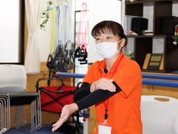 スタッフがいる訓練室