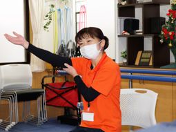 スタッフが機能訓練を指導