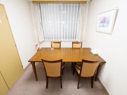 木製テーブルのある部屋