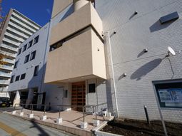 明るい日差しの中庭前