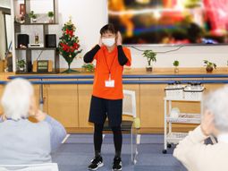 スタッフと利用者の体操風景