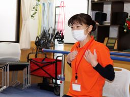 機能訓練で働く人