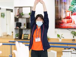 笑顔で体操する人