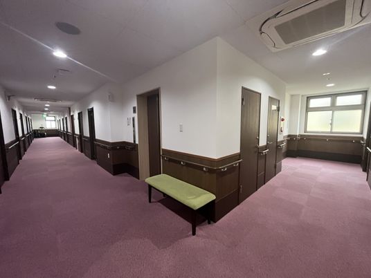 暖かい色合いの廊下