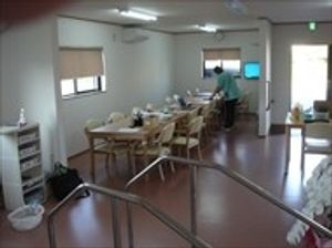 テーブルと椅子の部屋