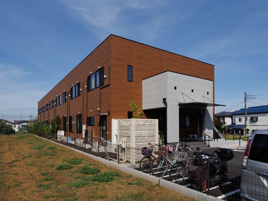 木目調の建物外観