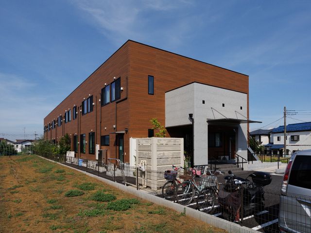 木目調の建物外観 外観 モダンなデザインの外観が特徴的な建物です。周囲の環境と調和した落ち着いた雰囲気を持っています。