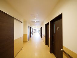 明るく広い廊下