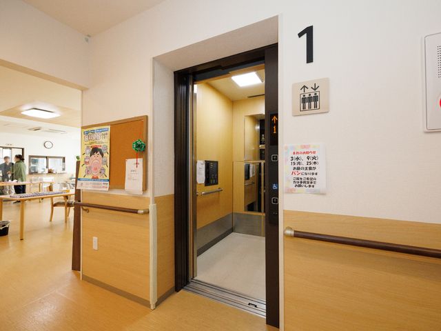 エレベーター前の通路 エレベーター 広々としてバリアフリー設計の通路です。手すり沿いに歩きながら各階へ快適に移動ができます。