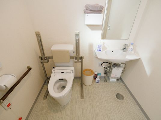 手すり付きトイレと洗面台