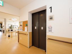 エレベーターと廊下の様子