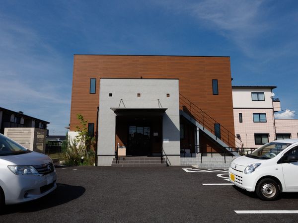 モダンな建物のエントランス