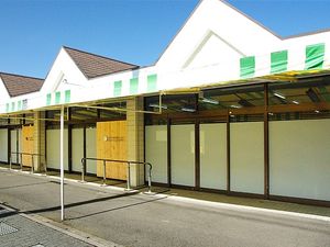 施設外観の正面入口  