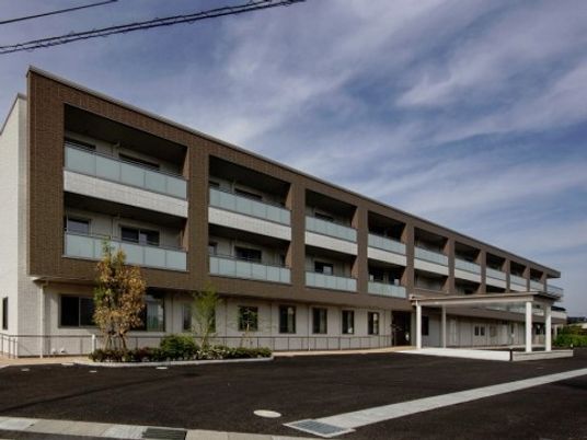 広々とした新しい建物外観