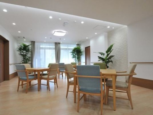 明るい共有ラウンジ空間