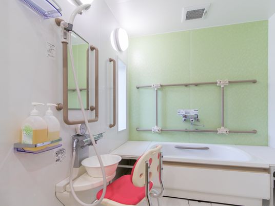 手すり付きの明るい浴室