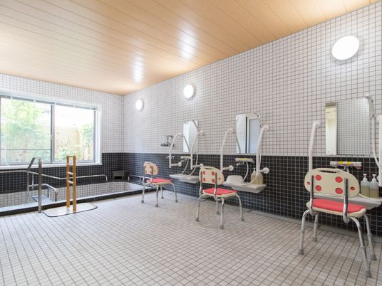 明るい浴室の光景