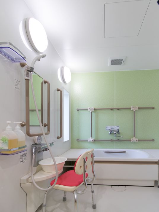 清潔なバリアフリー浴室