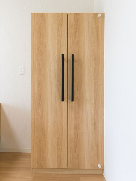 明るい木製のクローゼット