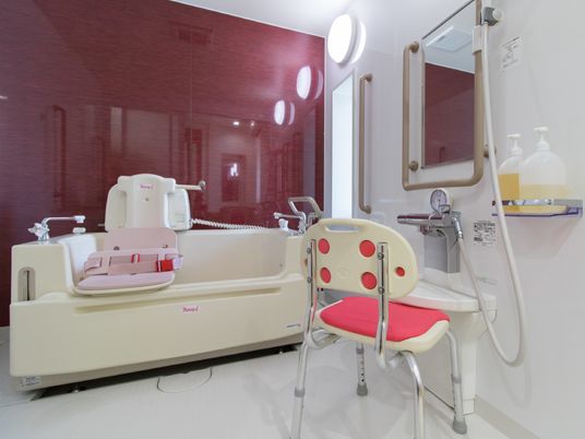 バリアフリー設計の浴室