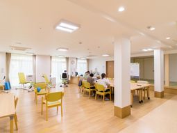 機能訓練室の明るい空間