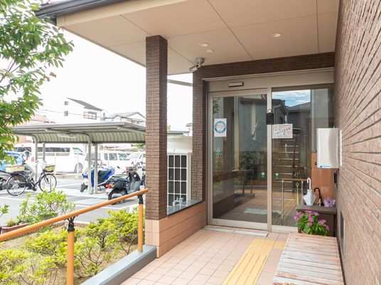 施設入口と駐輪場