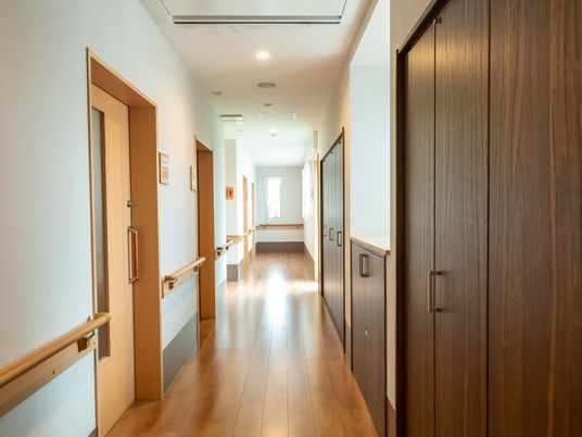 木目調の洗練された廊下