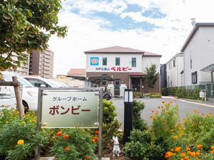 施設外観と看板