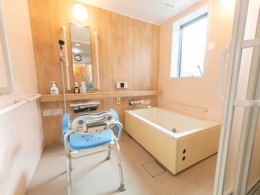 バリアフリー設計の浴室