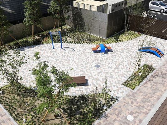 中庭のベンチと遊具