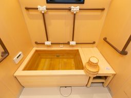 木製の洗練された浴室