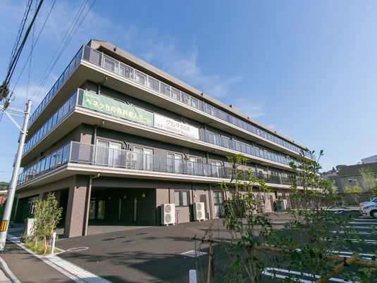 明るく広々とした外観