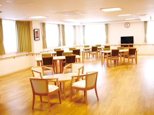 広々とした明るい食堂