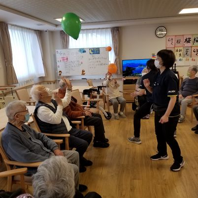 楽しい風船遊びの様子