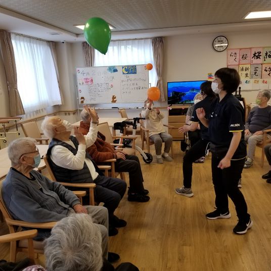 楽しい風船遊びの様子