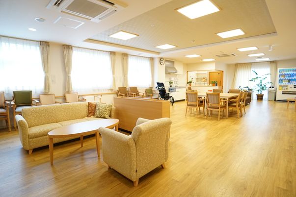 共有スペースのソファとテーブル