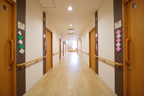 清潔で広々とした廊下