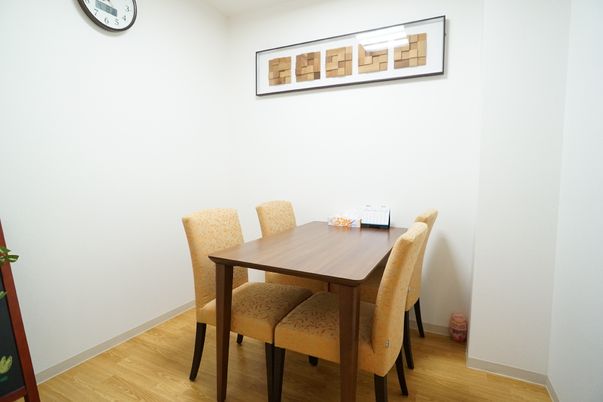 清潔なダイニングテーブルセット