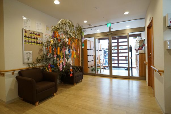 入口付近の明るいロビー