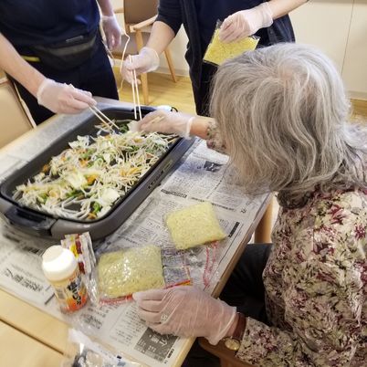 料理を楽しむ人々