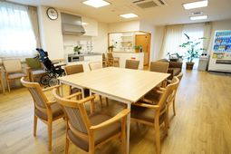 共用リビングの明るい空間