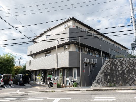 多階層の建物の外観