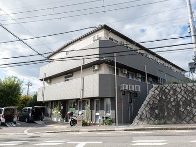 多階層の建物の外観