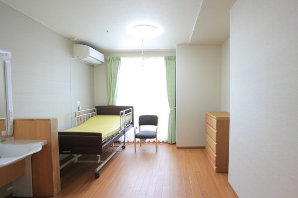 明るい個室の居室