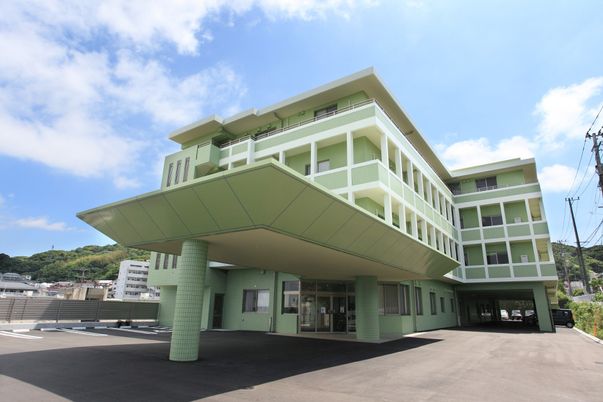 緑色の建物外観