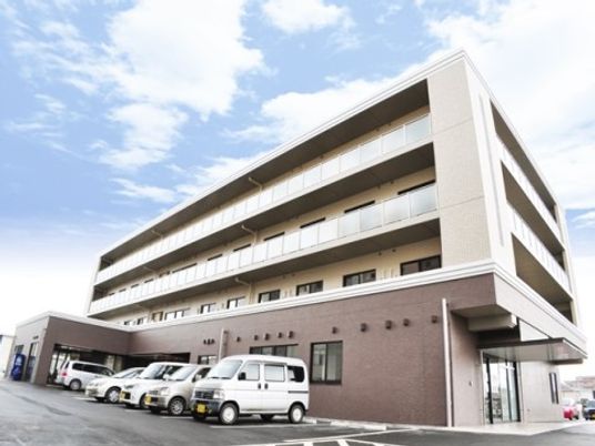 広々とした施設の外観