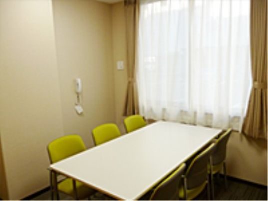 シンプルな会議室