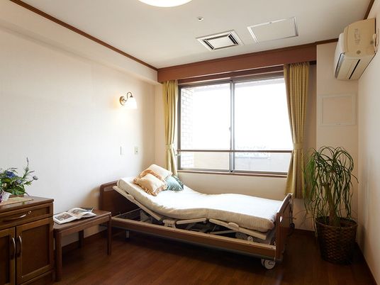 明るい居室のベッド  