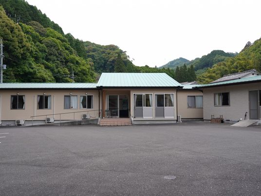 静かな自然に囲まれた外観
