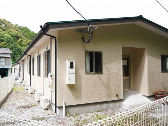 静かな建物の外観